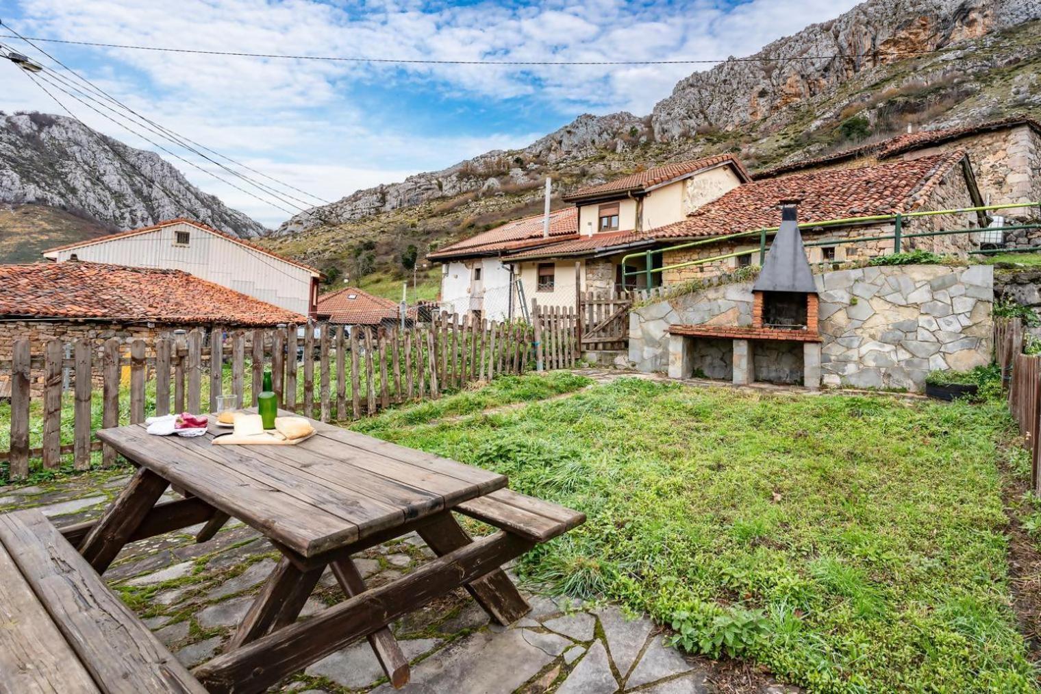 Ferienwohnung La Congosta Magica Aldea Rodeada De Montanas La Plaza Exterior foto